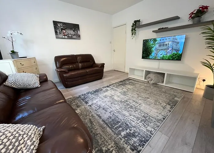 City Charm: Spacious 3-Bed With Garden Oasis