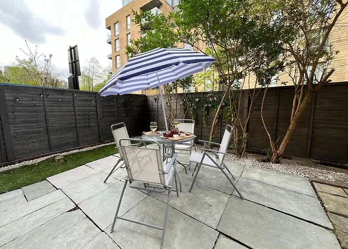 City Charm: Spacious 3-Bed With Garden Oasis