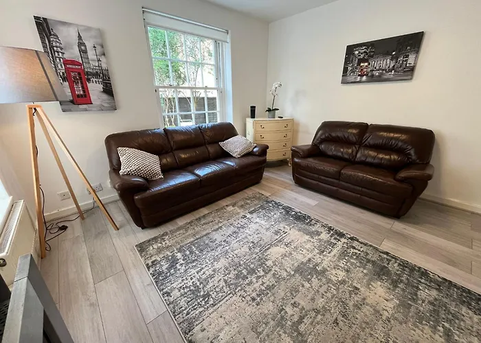 City Charm: Spacious 3-Bed With Garden Oasis