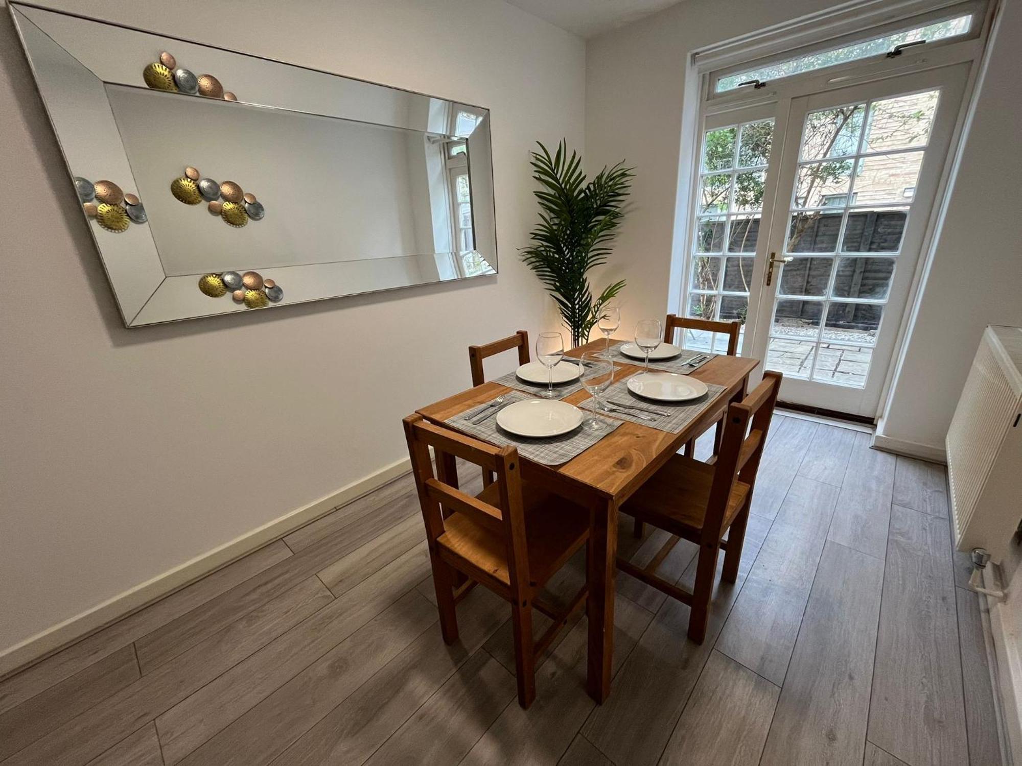 Apartment Charm: Spacious 3-bed With Garden Oasis *