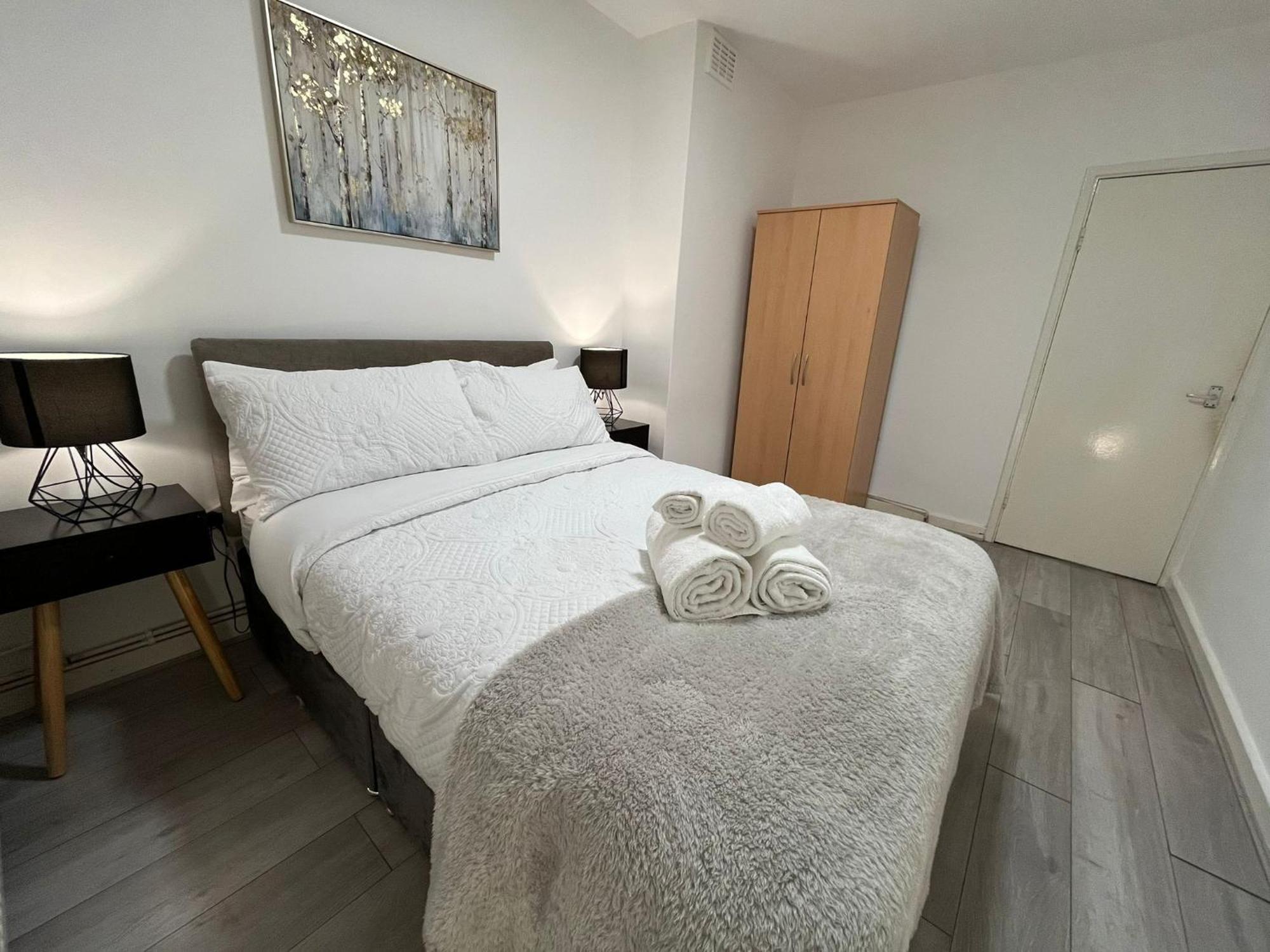 Appartement Charm: Spacious 3-bed With Garden Oasis Londen