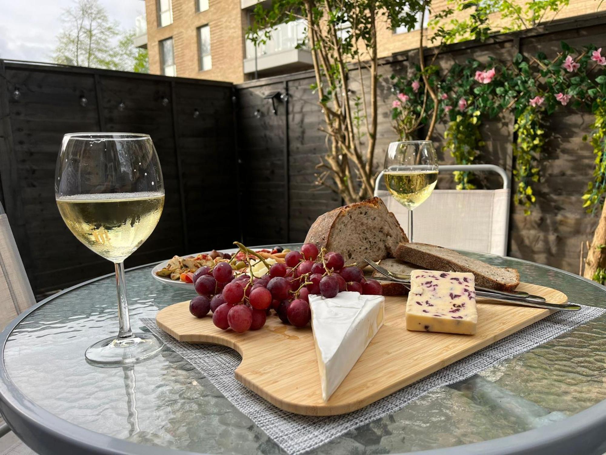 Apartment Charm: Spacious 3-bed With Garden Oasis